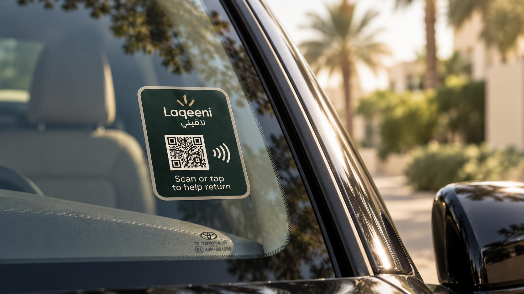 ملصق لاقيني بتقنيتي QR وNFC مثبت على زجاج سيارة